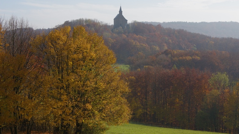 Gügelkirche im Herbstwald
