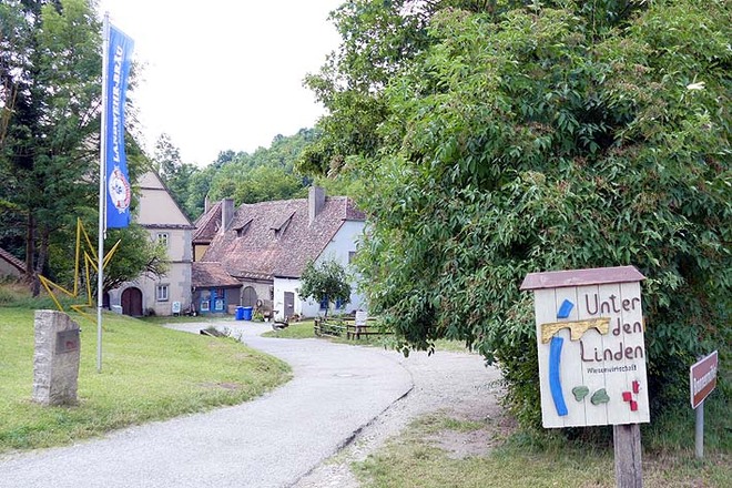 Der Start- und Zielpunkt der Wanderung: Die Wiesenwirtschaft &quot;Unter den Linden&quot; an der Tauber-Straßenbrücke unterhalb von Rothenburg.