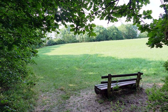 Nach dem Anstieg lädt eine Bank zum kurzen Ausruhen ein.