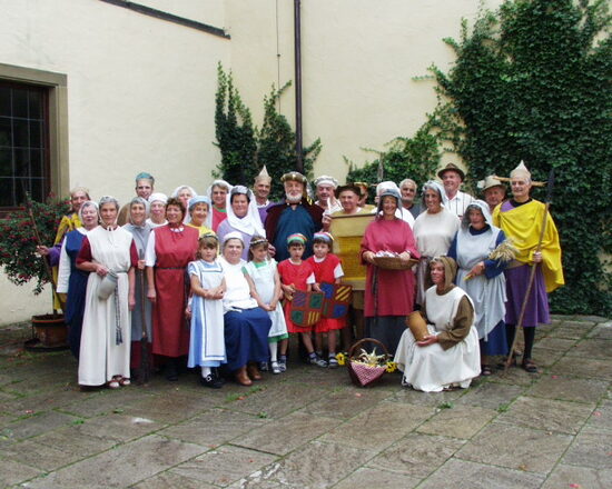 Nachgestellte Szene um Henricus de Srotsperch samt Gesinde