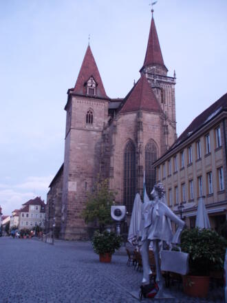 Ansbach, St. Johannes, &quot;Mann mit Koffer&quot; von Kurt Laurenz Metzler (2002)