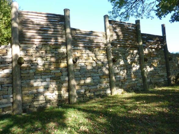 Ein Stück der rekonstruierten Keltenmauer.