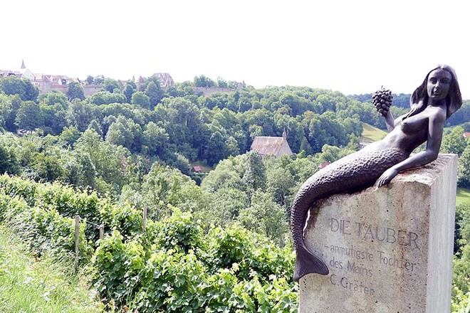 Eine Bronzefigur stellt die Tauber als &quot;anmutigste Tochter des Mains&quot; dar.