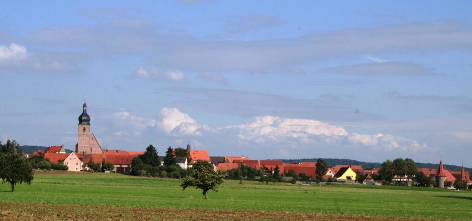 Sicht auf den Ort Merkendorf während des Wanderns auf dem Krautland- Wanderweg 2.