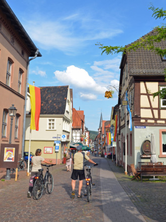 Am Anfang der Tour geht es durch die Lohrer Altstadt