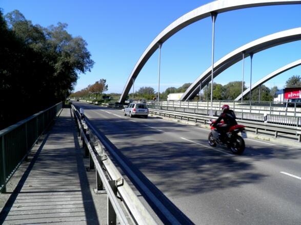 Pilgern -manchmal nahe am Verkehr