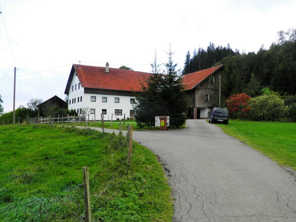 stattliches Gehöft auf dem Bachtelsteig