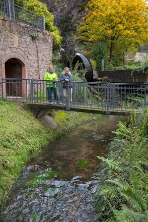 Brücke am Wasserrad beim Hotel Lamm