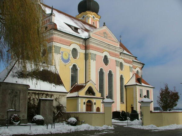 Die Südfassade von St. Gordian und St. Epimachus in Pleß.