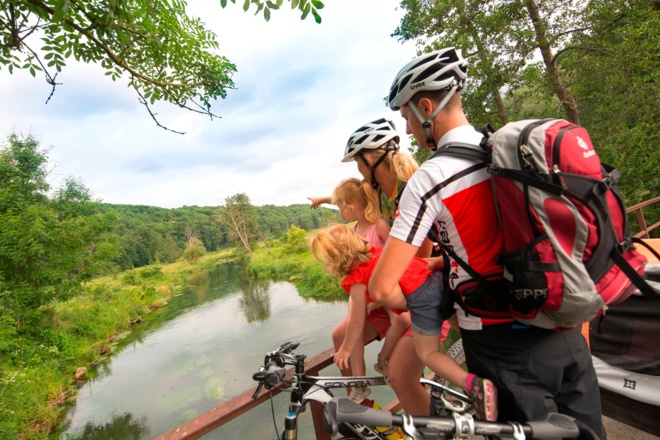 Familie auf dem Brenz-Radweg