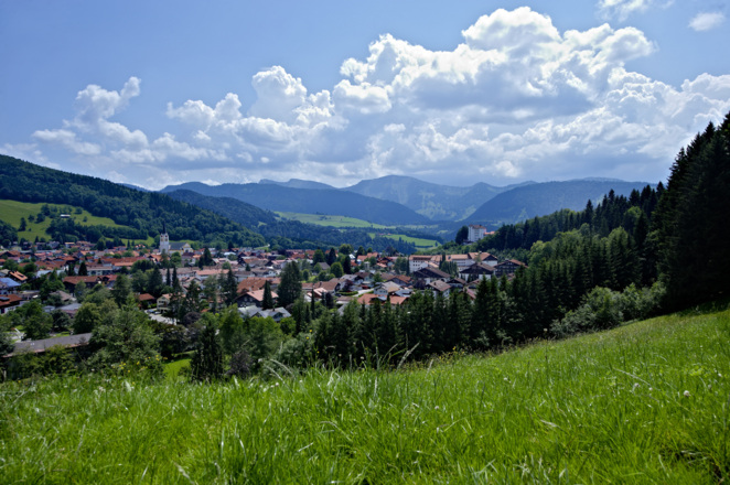 Blick auf Oberstaufen mit Hochgrat