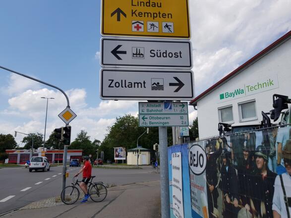 Abbiegung links Richtung Industriegebiet Südost