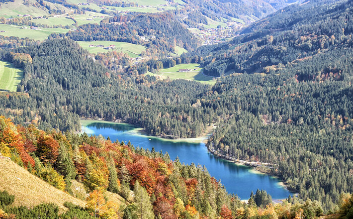 Herbstlicher Tiefblick auf den Hintersee