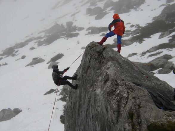 Übung: Abseilen unter Aufsicht (Aufbaukurs Fels und Firn)
