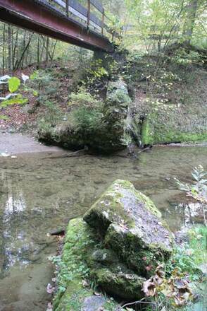 Unterhalb der Brücke die Reste der Staumauer für das frühere Freibad, das noch heute in vielen Karten verzeichnet ist