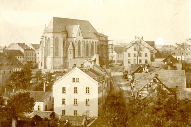 Die Marienkirche während der Bauzeit, in der Mitte der Lorenzsteig, vorn rechts das Kantorat der Lorenzkirche