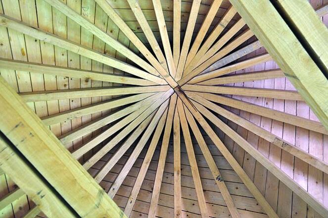 Blick von unten in die Dachkonstruktion des Turmes