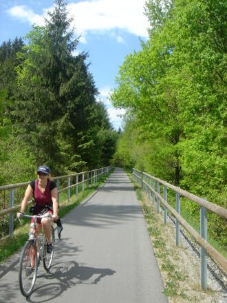 Radfahrer entlang des Donau-Ilz-Radweges