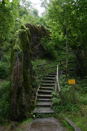 Der „Wachsende Felsen“ bei Usterling.