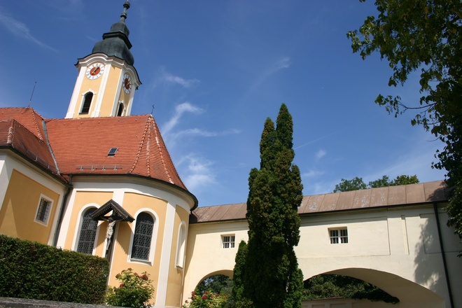 Kirche und die Brauerei in Adldorf.