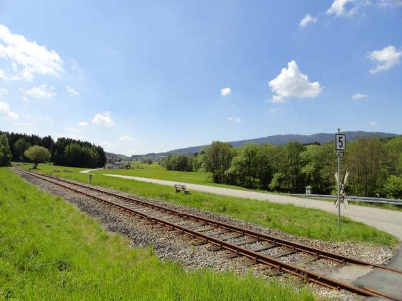 Gleis entlang des Waldbahn-Radweges