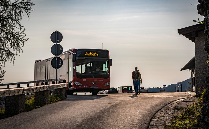 Vorbei an den Bussen