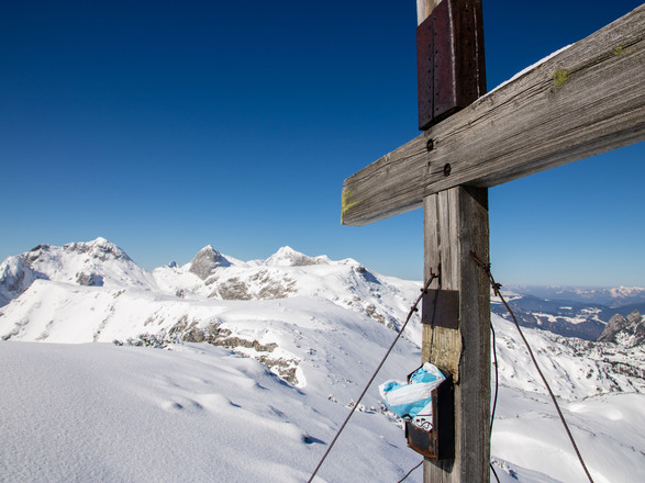 Gipfelkreuz des Schottmalhorn mit Stadel-, Wagendrisch- und Häuselhhorn im Hintergrund.