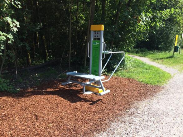 Fitnessgeräte an der Laufstrecke