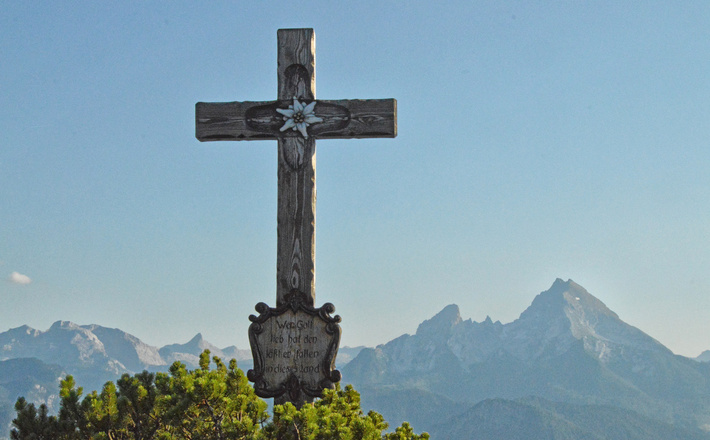 Das Gipfelkreuz der Kneifelspitze  vor dem Watzmann