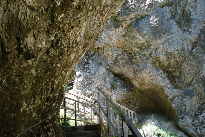 Über Treppen und Brücken durch die Almbachklamm