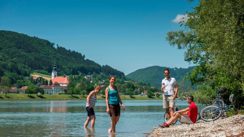 Donauradweg Kramesau - Blick auf Engelhartszell