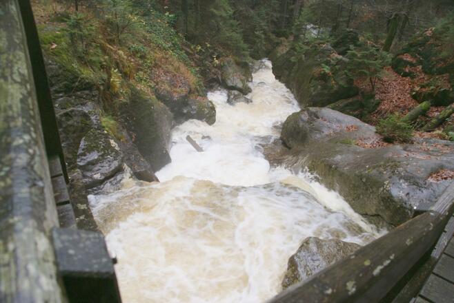 Hochfall nach der Brücke bei &quot;Hochwasser&quot;