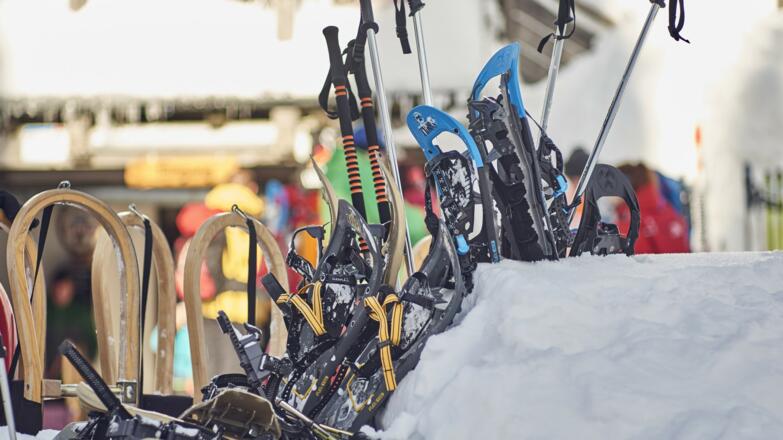 Schneeschuhe vor der Chamer Hütte