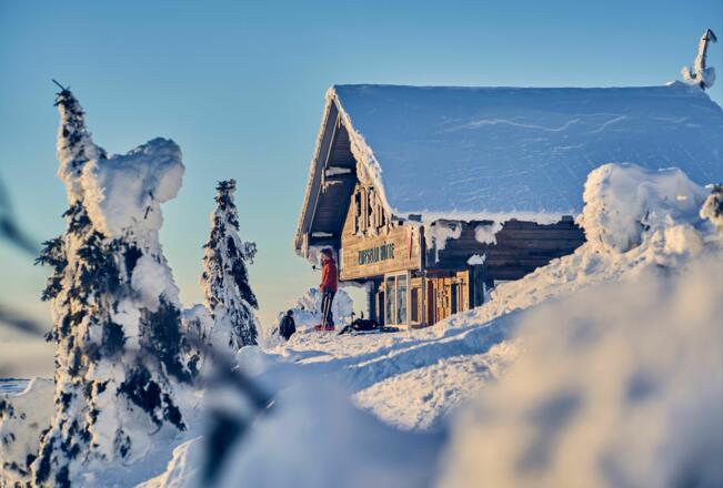 Die Zwiesler Hütte unterhalb des Gipfels
