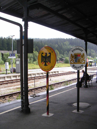 Die Grenze am Bahnhof Bayerisch Eisenstein.