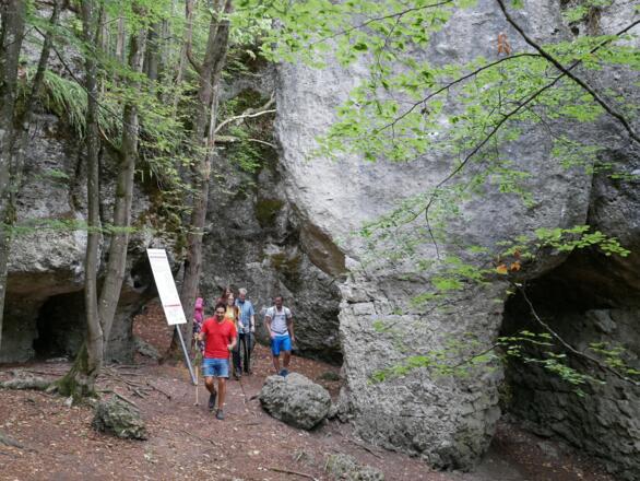 Wanderer bei den &quot;Zwei Brüdern&quot; in der Steinernen Stadt