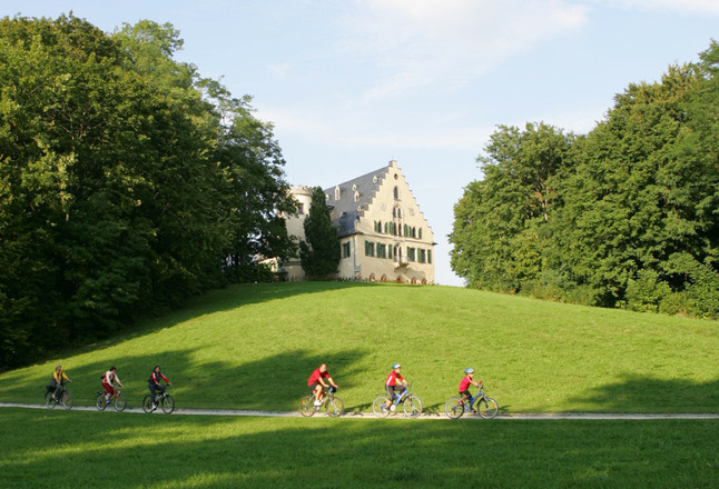 Radfahrer am Schloss Rosenau