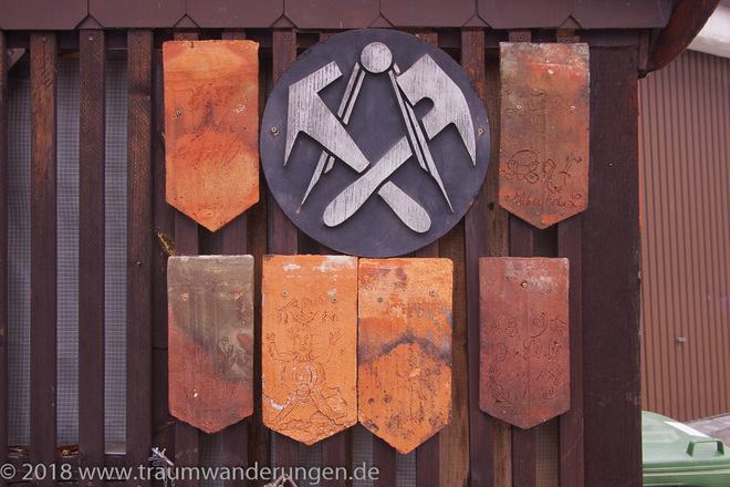 Alte Dachziegel mit Kennzeichen