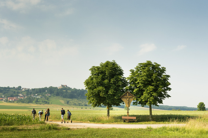 Pilgern in reizvoller Landschaft