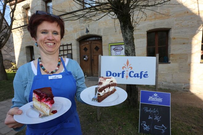 Selbstgebackene Kuchen im Dorfcafé Simonshofen