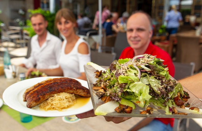 Biergarten mit typischen fränkischen Schmankerln