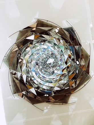 Der Wirbel aus Spiegel und Glas