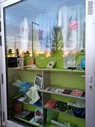 Schaufenster des Diakonie Junge Arbeit Siebdruck Ladens