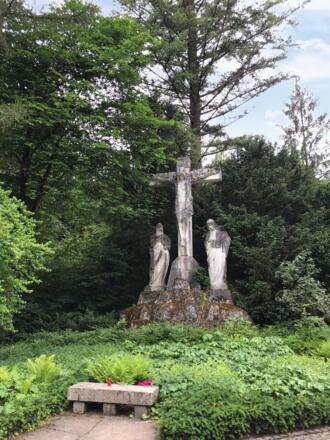 Denkmal gegenüber der Aussegnungshalle