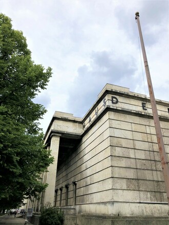 Das alte, neoklassizistische Gebäude hat eine nationalsozialistische Geschichte