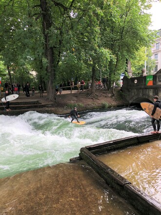 Viel begeistertes Publikum unterstützt die Surfer