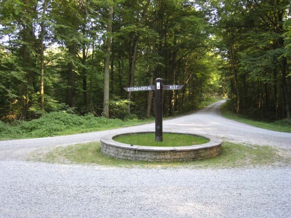 Wegweiser im Steinbachtal, kurz vor dem Würzburger Stadtgebiet.