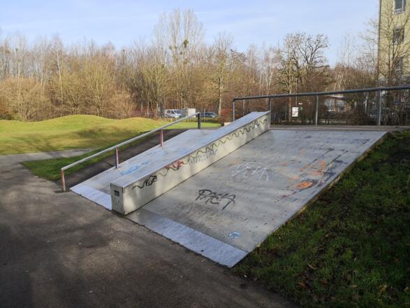 Bank mit Curb Down und Rail