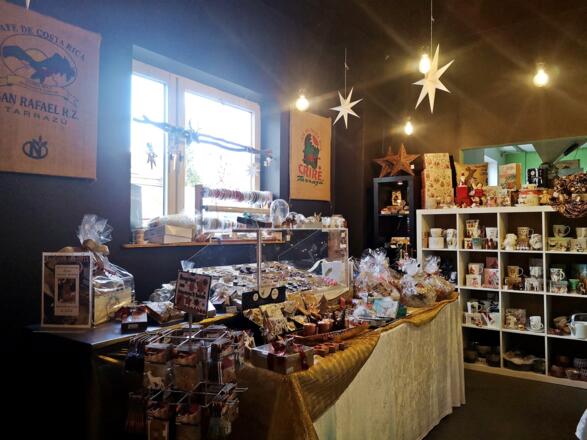 Weihnachtlich dekorierter Laden der Schneid-Kaffee Kaffeerösterei