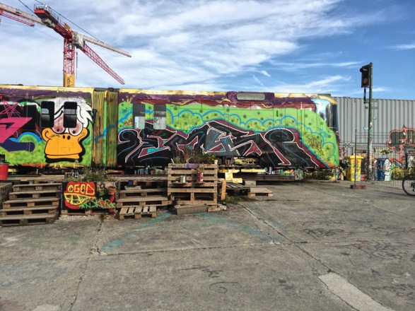 Besprayter alter Zugwagon